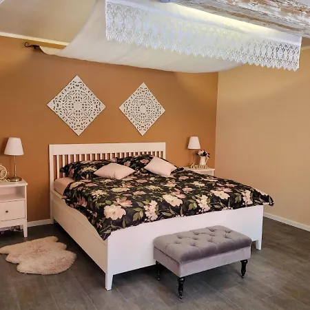 Sternadelshof Apartamento *